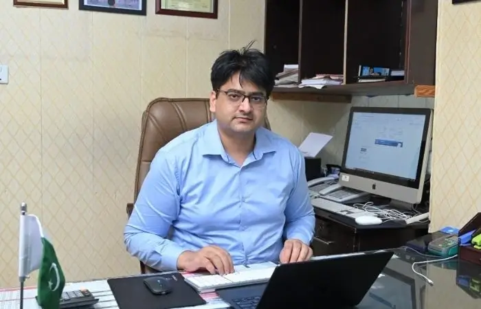 گوجرانوالہ میں دی فلائٹ سنٹر کے دفتر کے اندر ایک ڈیسک پر بیٹھا ٹیم ممبر