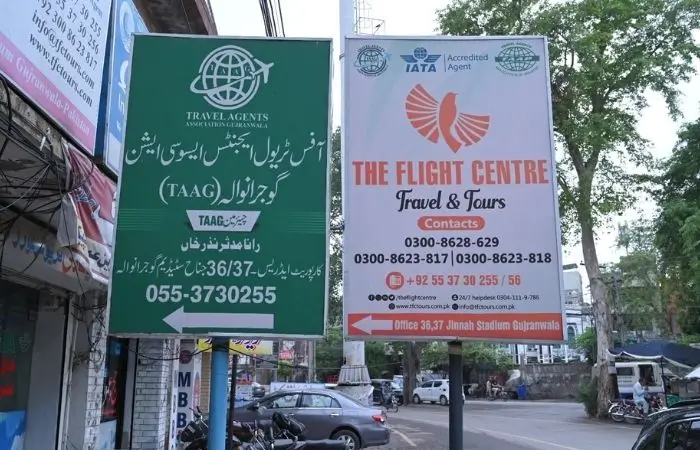 گوجرانوالہ میں جناح اسٹیڈیم لوکیشن کے باہر دی فلائٹ سنٹر کا سائن بورڈ