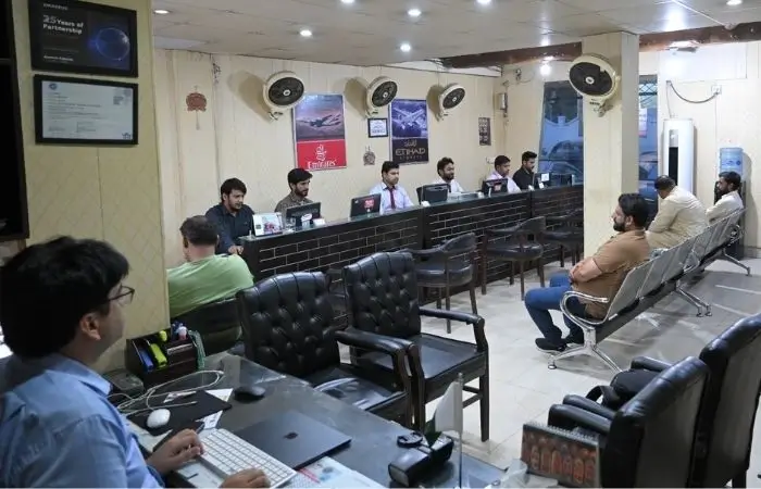گوجرانوالہ میں دی فلائٹ سنٹر کے مین آفس کے اندر ریسیپشن اور کسٹمر سیٹنگ ایریا