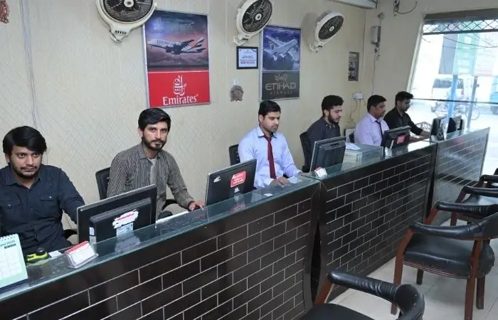 گوجرانوالہ آفس میں سروس کاؤنٹرز پر بیٹھا دی فلائٹ سنٹر کا فرنٹ ڈیسک اسٹاف