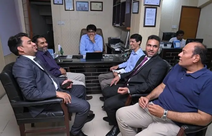 گوجرانوالہ میں دی فلائٹ سنٹر کے دفتر کے اندر جاری ایک مشاورتی نشست