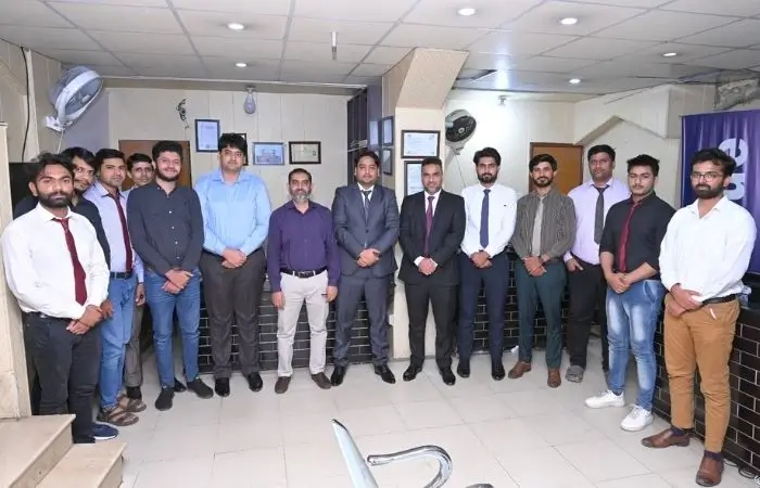 گوجرانوالہ میں دی فلائٹ سنٹر کے دفتر کے اندر اسٹاف کا بڑا گروپ فوٹو